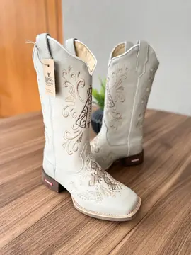 Bota Texana Maria em Couro Off-White – Bordado Padroeira